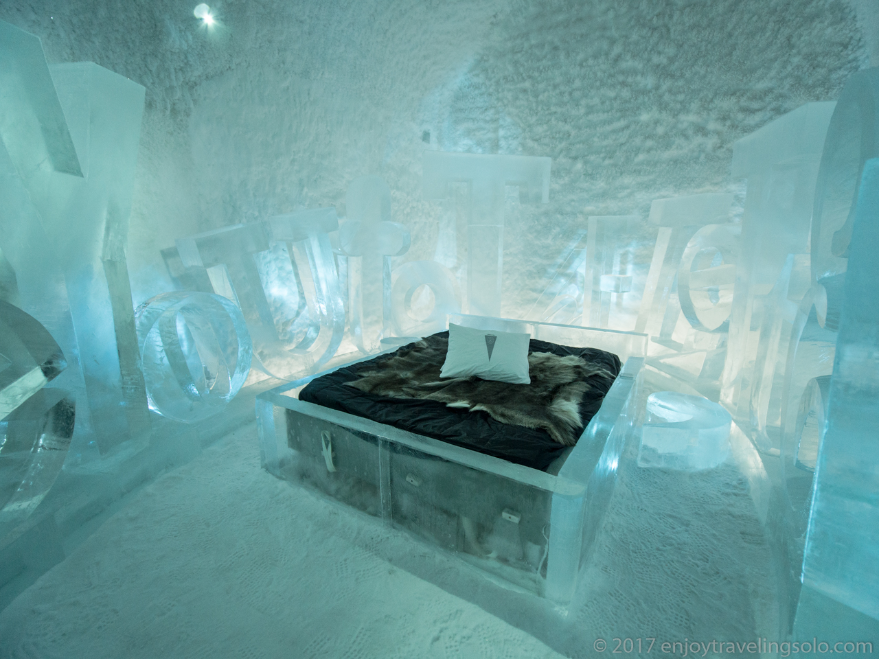 フィンランド 氷 の ホテル